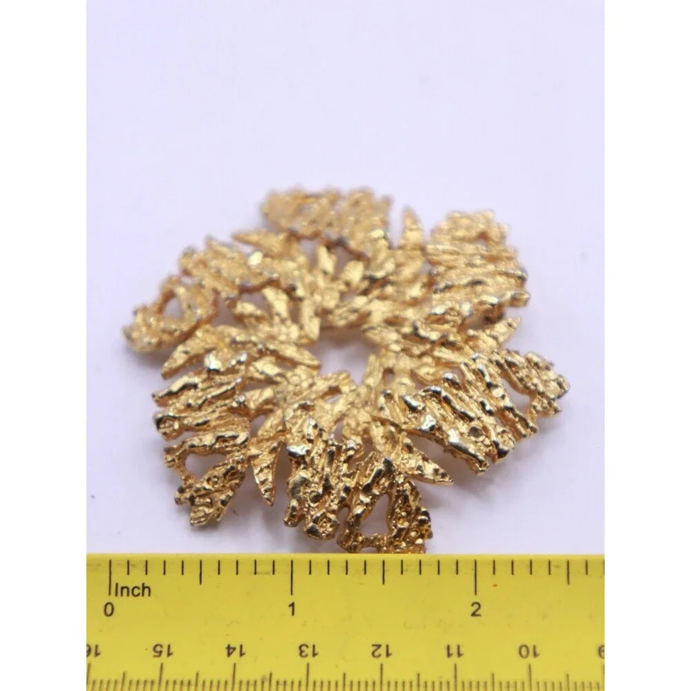 Vintage signed CELEBRITY Textured Metal Nugget Circle Leaf Leaves style Brooch